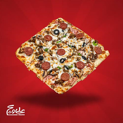 خمیر پیتزا 21*21 پنجره ای ، ژامبون گوشت و مرغ ، هات داگ ، گوشت چرخکرده ، قارچ ، زیتون سیاه ، فلفل دلمه ای و پنیر موزارلا پیتزا مخصوص پنجره ای متوسط